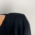 Fényes anyagú, nyitott hátú felső